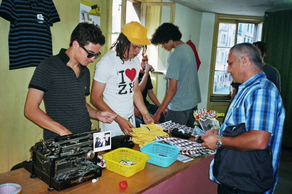 Mayos Ti-Schört Schop, Installationsansicht message salon