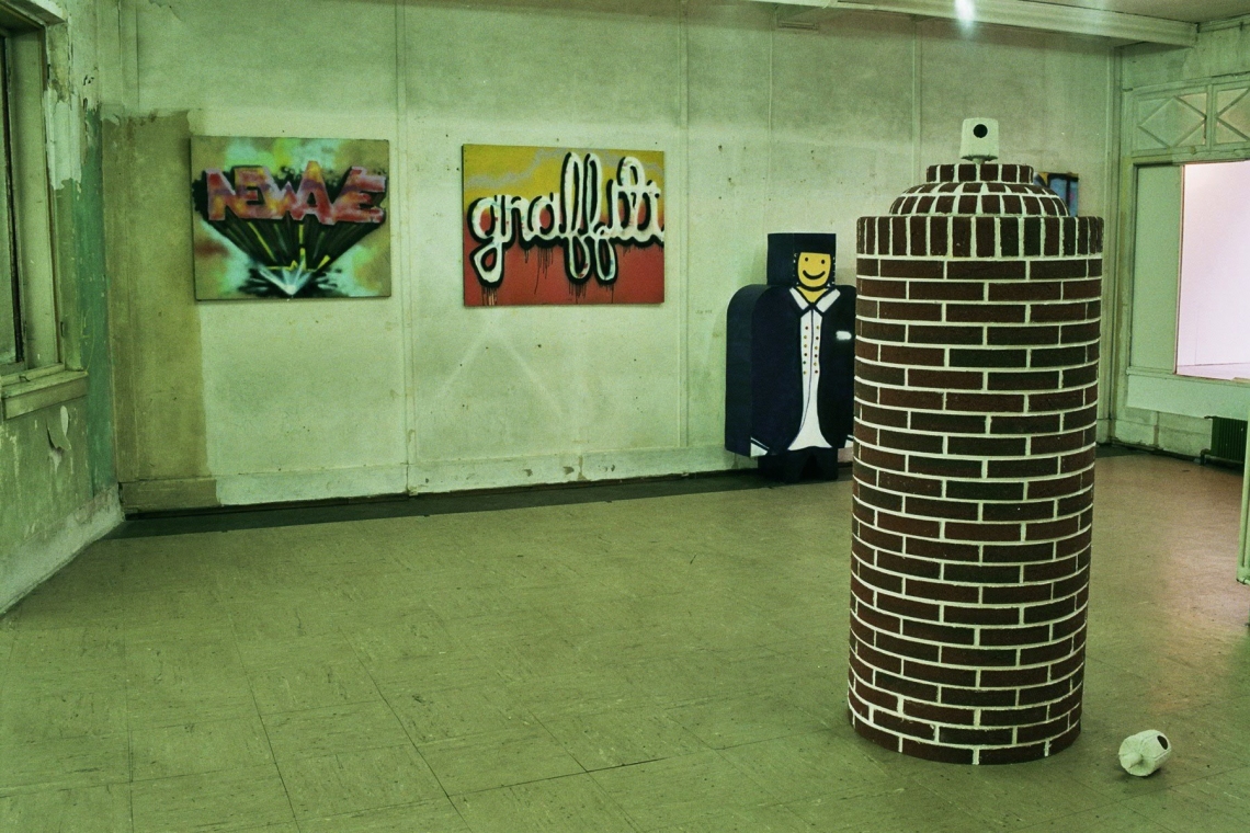 Installationsansicht. "Jewbox" "Spray Can", "Graffiti" 