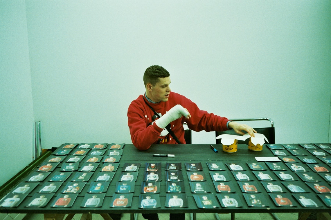 Lars Holdhus präsentiert "Christmas-Sweater-Collection" und signiert Postkarten