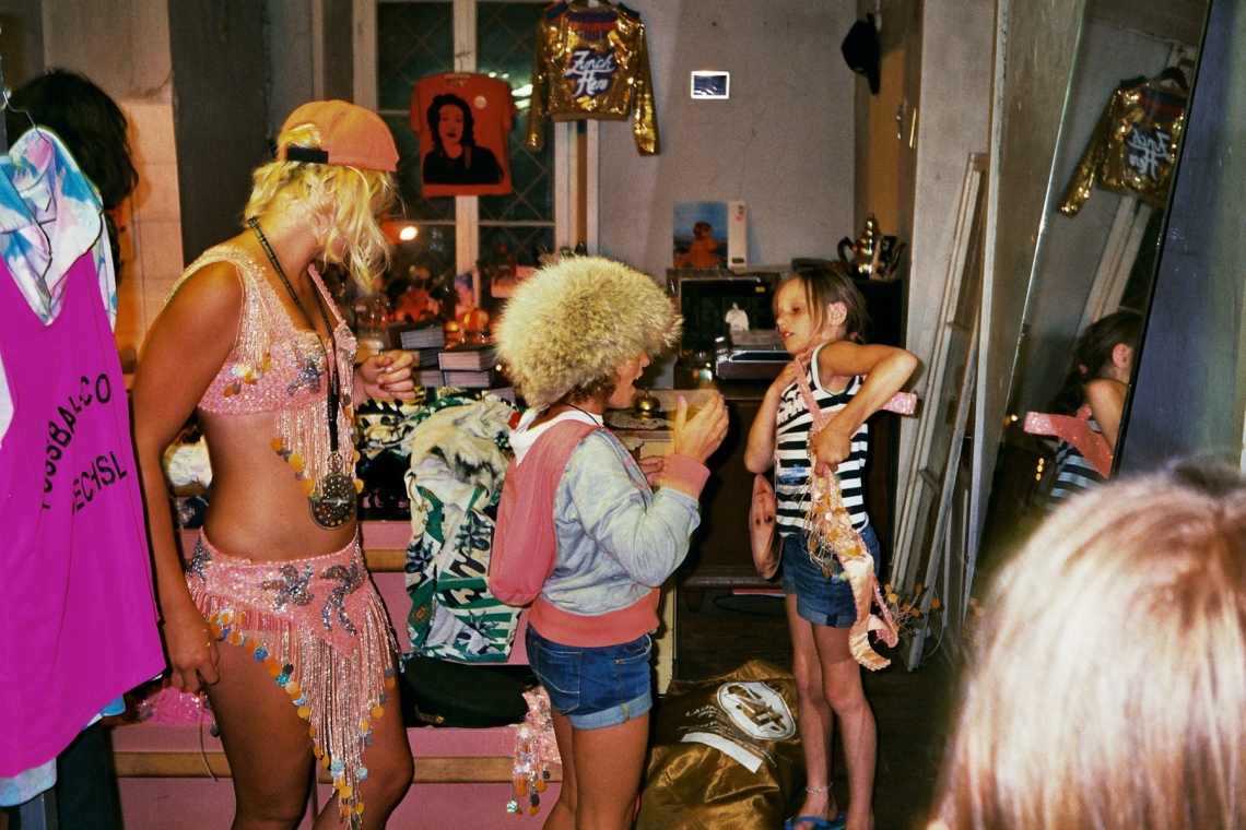 Mayos Chleiderschrank,
Installationsansicht message salon 