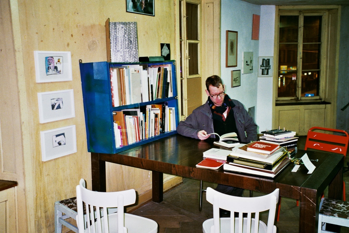 Friends&Lovers in Underground, Installationsansicht Künstlerbücherbibliothek, message salon