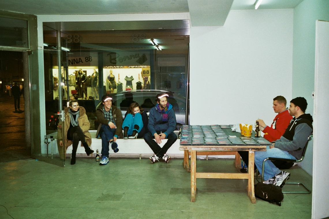 Lars Holdhus präsentiert "Christmas-Sweater-Collection" und signiert Postkarten