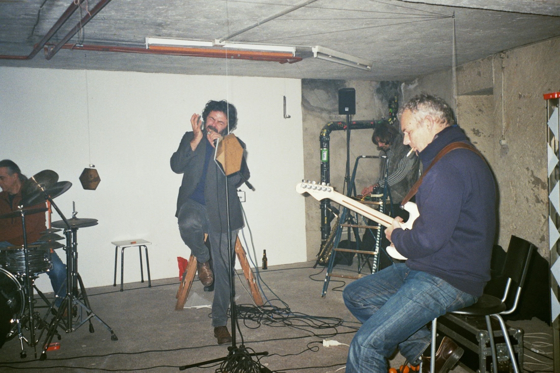 Friends&Lovers in Underground, Installationsansicht Perla-Mode Keller, Performance: The Traktor Truite VS Blank Tapes – Music is painting in the air