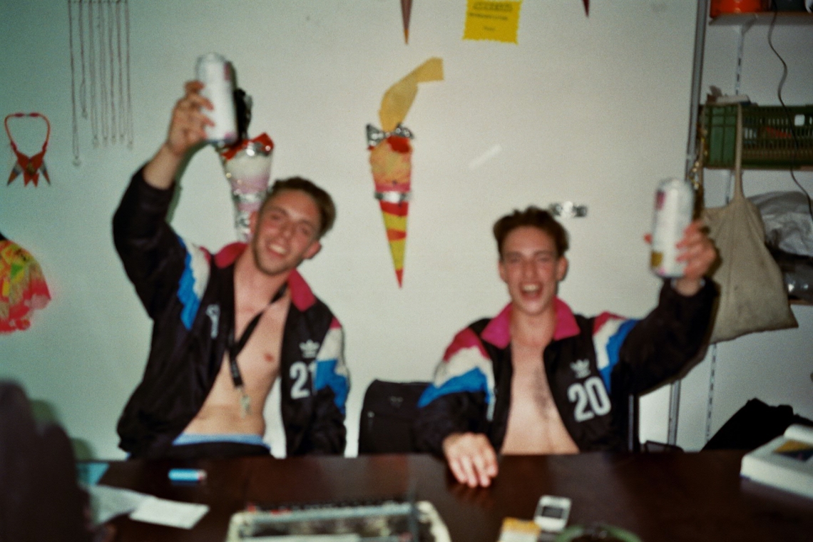 Mayo&Friends, Shop mit Personal,
Installationsansicht message salon 