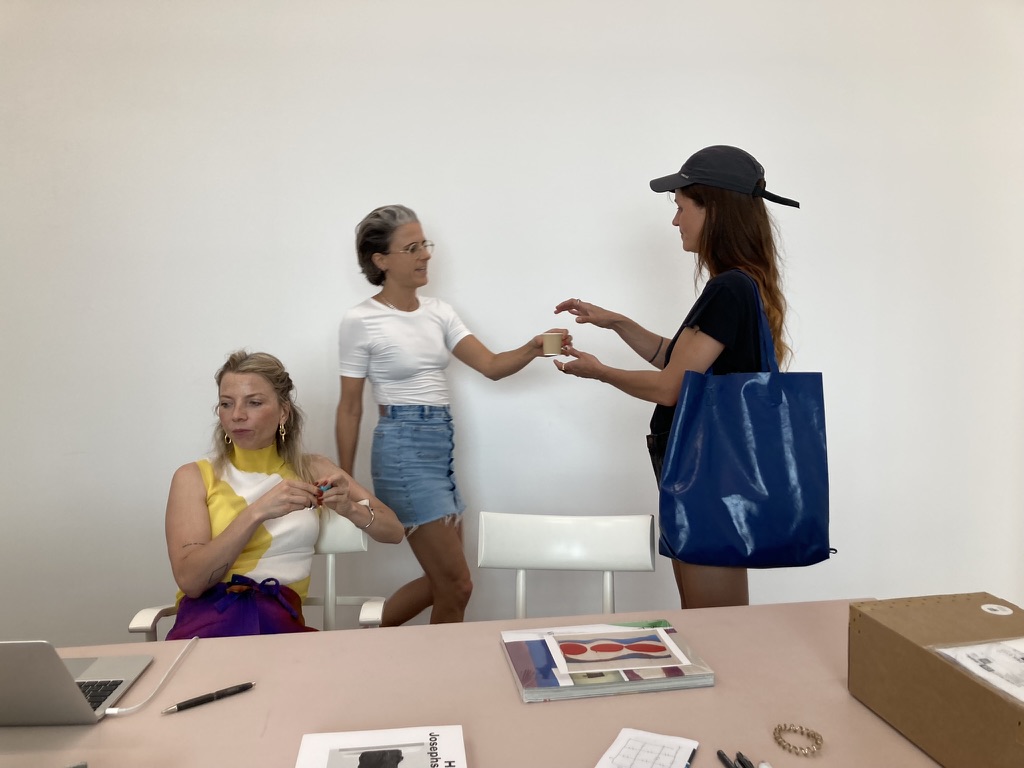 en route mit Madame l'Ambassadeur,   Galerie Karma International