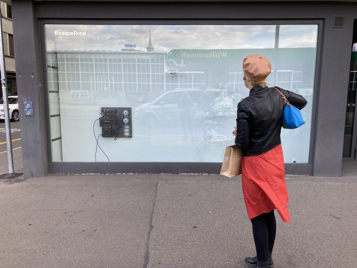 Unterwegs im Quartier mit Madame l'Ambassadeur, vitrine offspace BosqueRreal 