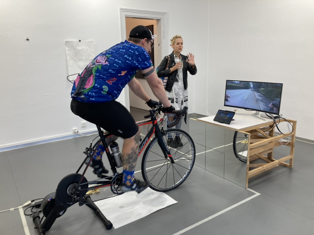 Unterwegs mit Madame l'Ambassadeur, Material, Raum für Buchkultur