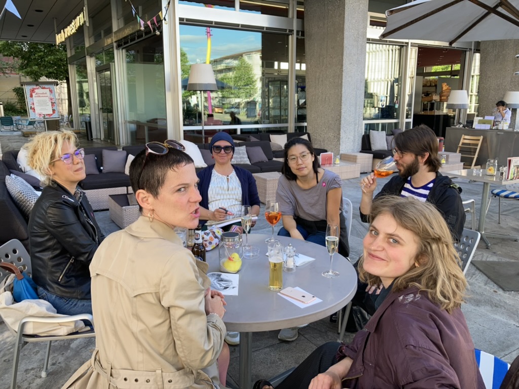 Unterwegs mit Madame l'Ambassadeur, Apero im Kunsthaus mit Kunsthauskuratorin Cathérine Hug und den Künstlerinnen Maria Pomiansky,  Christine Wang, Alma Nikokochev