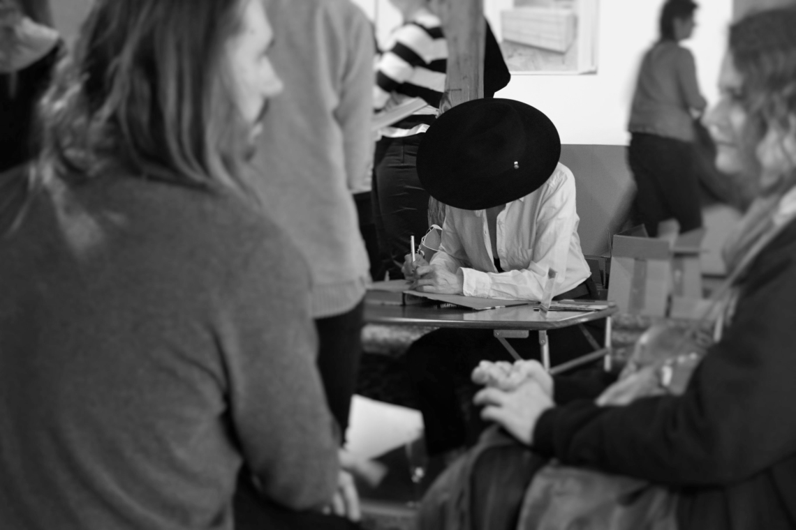 Esther Eppstein signiert an der Buchvernissage©2016 Ursula Tschirren