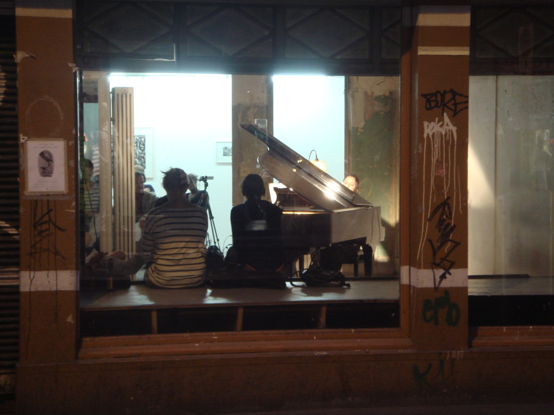 Konzert Perla-Mode, am Flügel Judit Polgar, Ansicht durch das Schaufenster Langstrasse