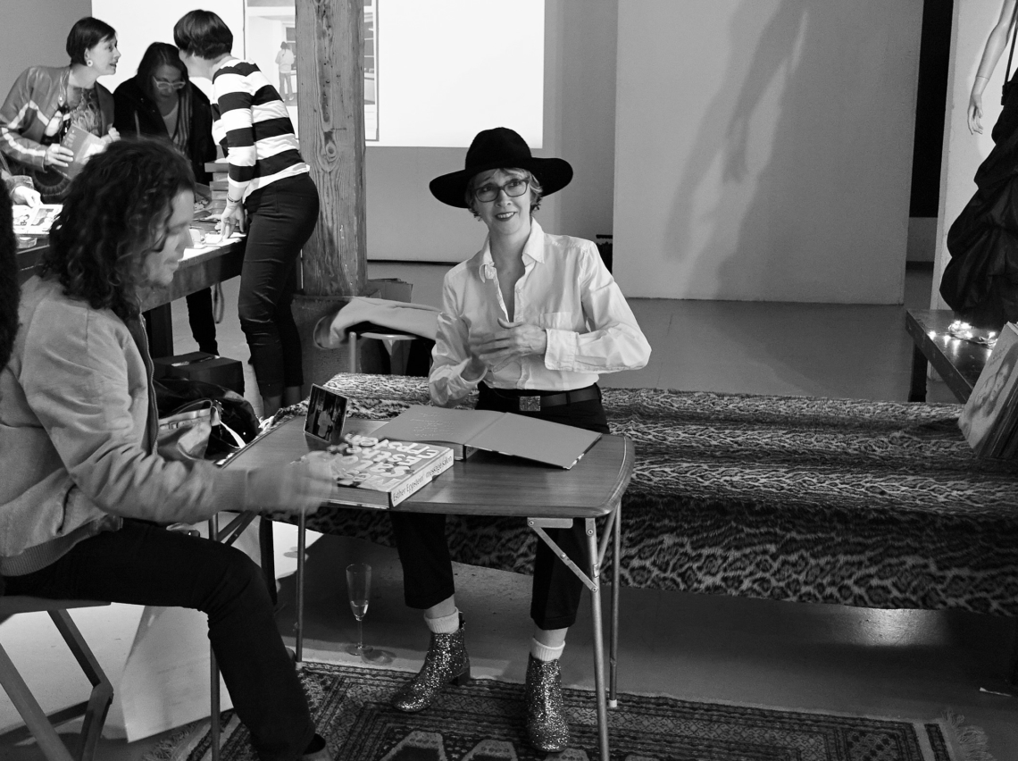 Esther Eppstein signiert an der Buchvernissage©2016 Ursula Tschirren