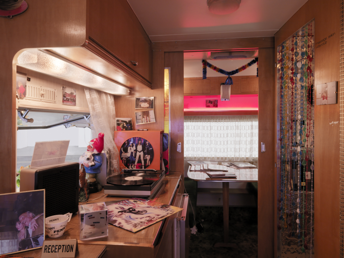 message salon Wohnwagen in der Sammlung Migros Museum, 2014. Photo Stefan Altenburger