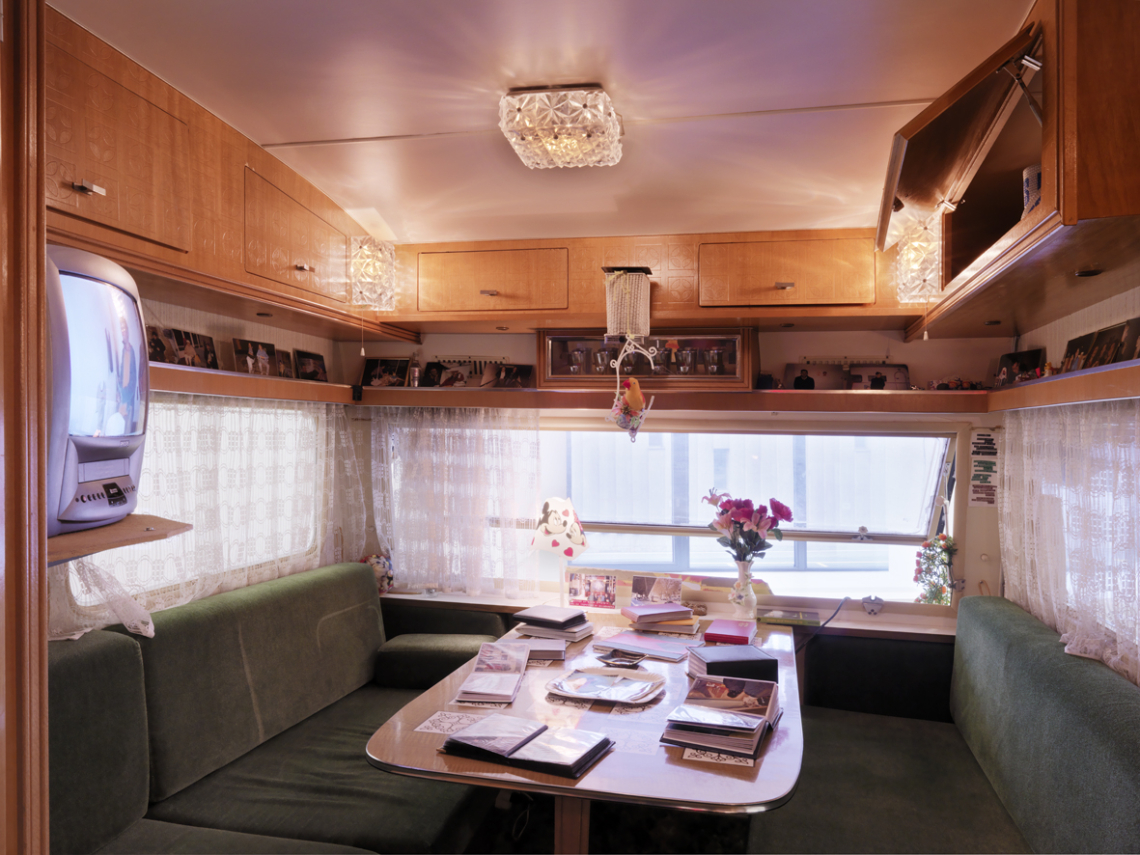 message salon Wohnwagen in der Sammlung Migros Museum, 2014. Photo Stefan Altenburger