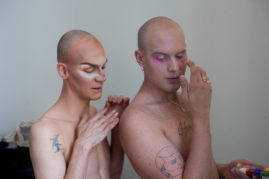 message salon ensemble zu Besuch in der Tonhalle, in der Garderobe mit Nils Amadeus Lange und Evalyn Eatdith ©2016 Ruth Erdt  