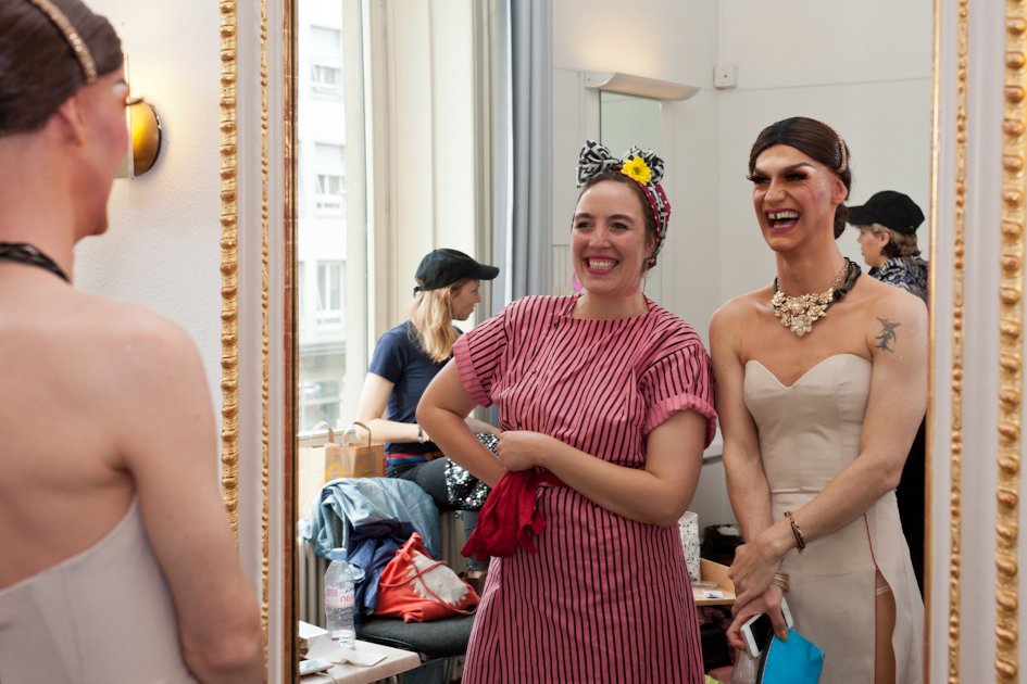 message salon ensemble zu Besuch in der Tonhalle, in der Garderobe mit Evalyn Eatdith und Rahel Sternberg ©2016 Ruth Erdt  