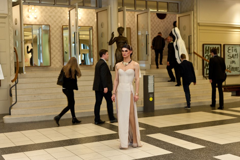 message salon ensemble zu Besuch in der Tonhalle, in der Garderobe mit Evalyn Eatdith ©2016 Ruth Erdt  