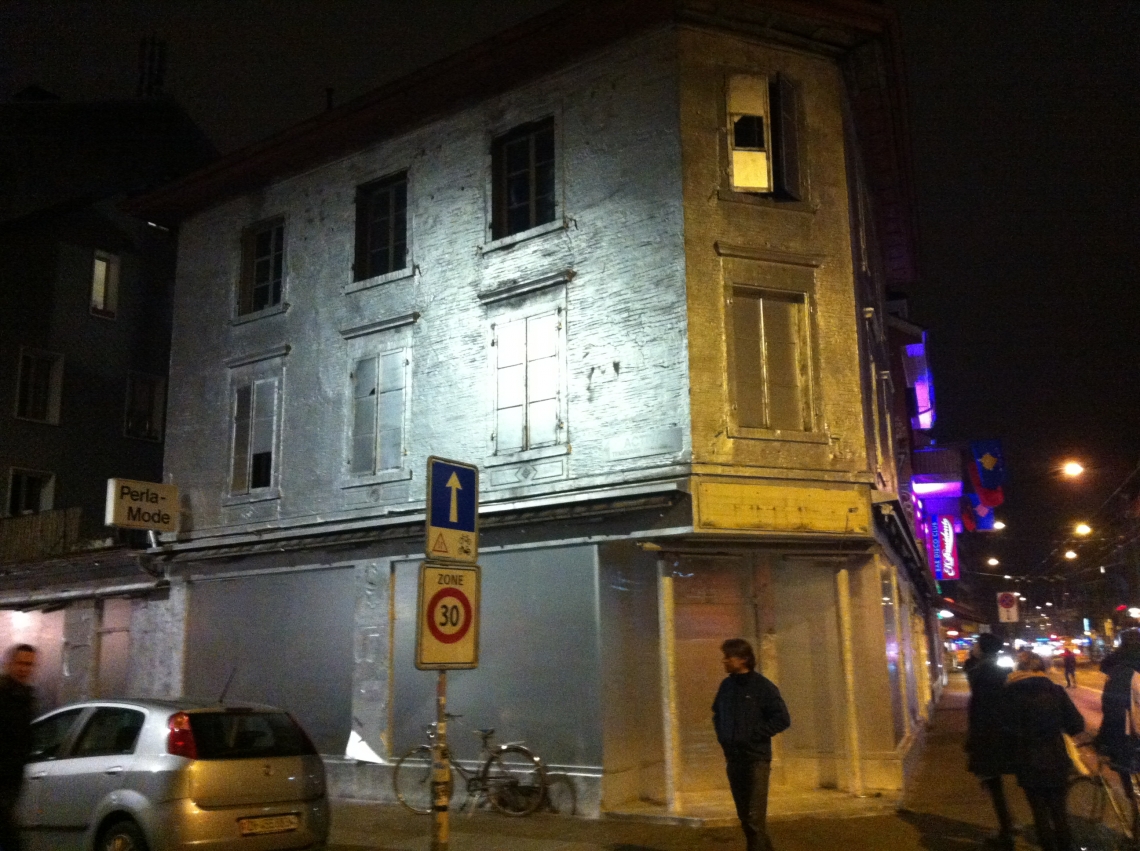 Die letzte Nacht, das Haus ist geräumt. Es scheint die Perle der Langstrasse noch einmal iin schönstem Glanz! Februar 2015. 