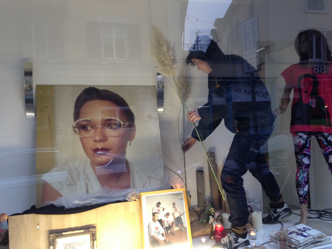 message salon Perla-Mode 2006–2013 The Memorial Window 