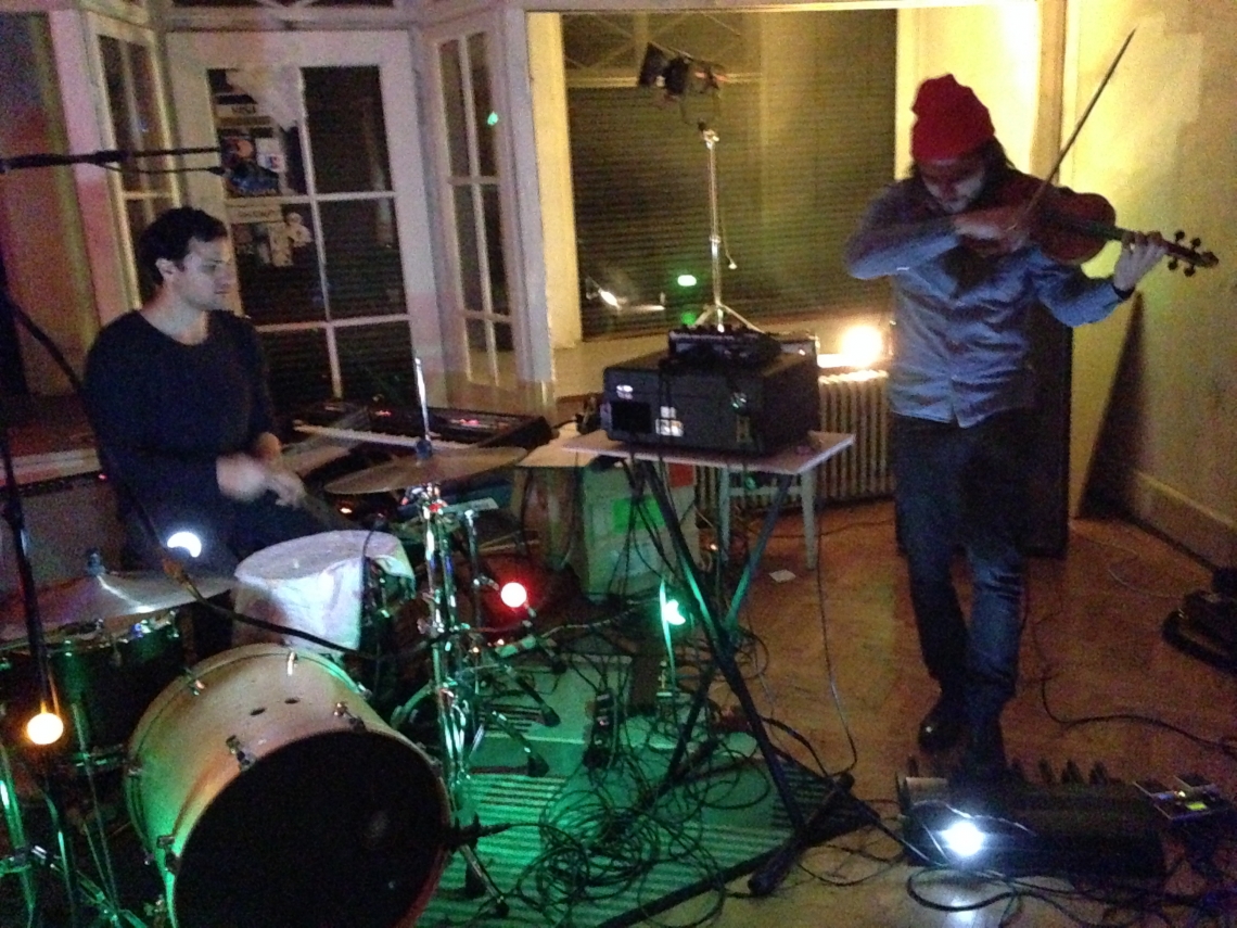 tobi&aless, 
Geige: Tobias Preisig,
Konzert in der Perla-Mode