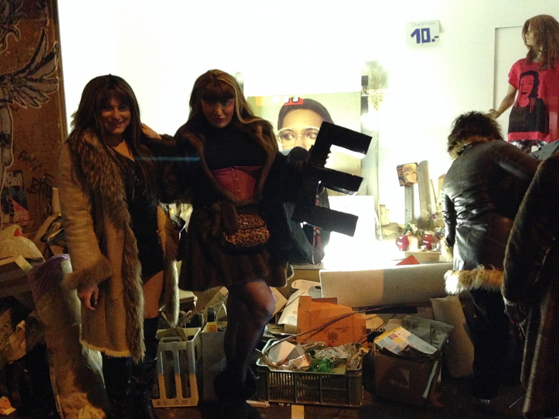 Die Nachbarinnen freuen sich am brauchbaren Sperrgut: «Für unseren Salon, visavis»