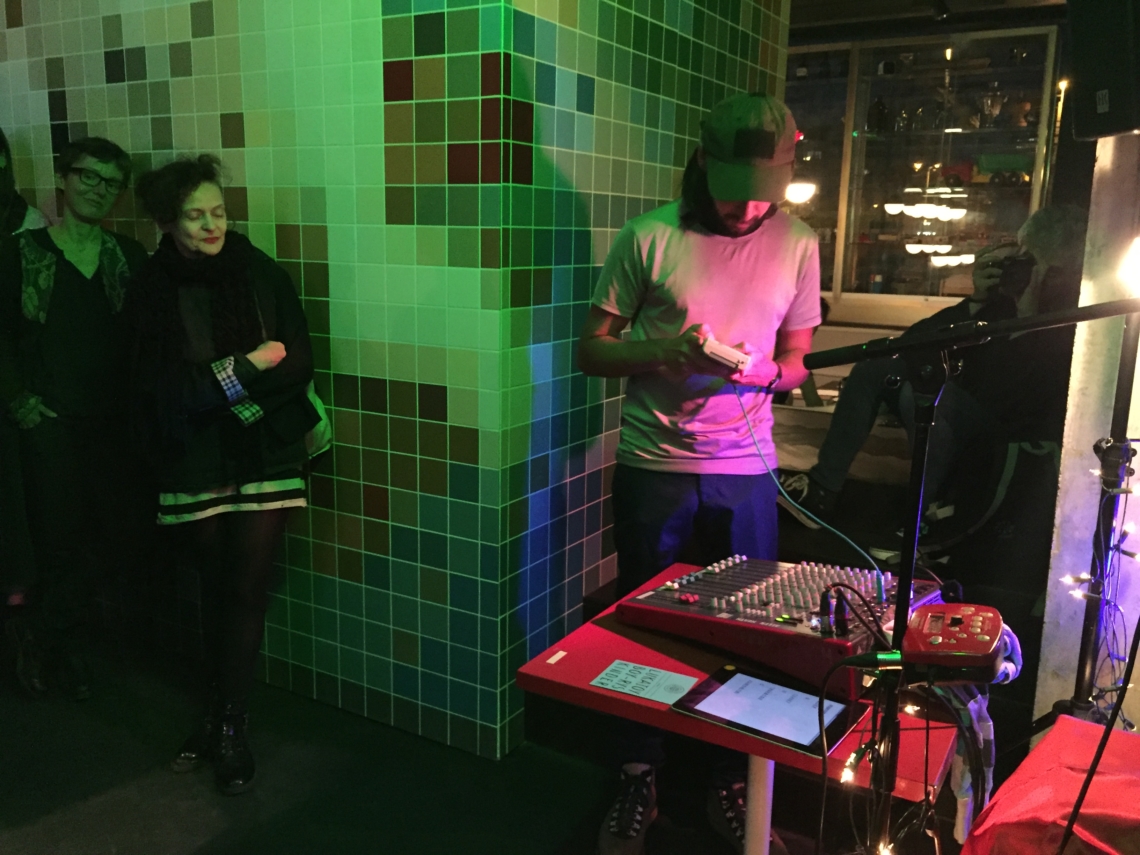 Lukatoyboy plays the gameboy