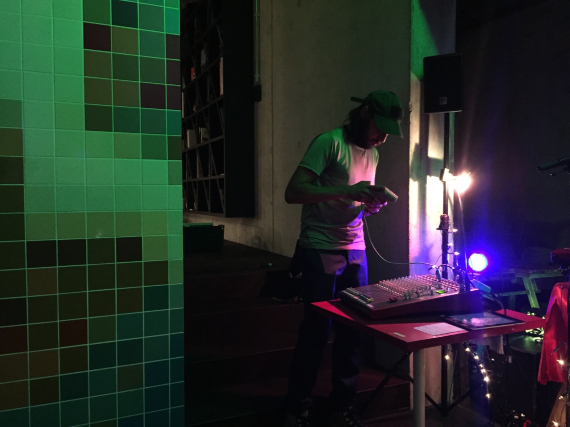 Lukatoyboy plays the gameboy