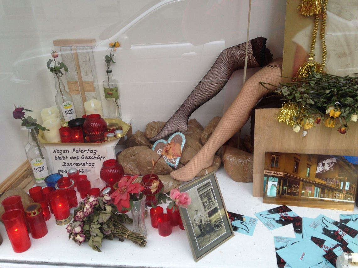 message salon Perla-Mode 2006–2013 The Memorial Window 