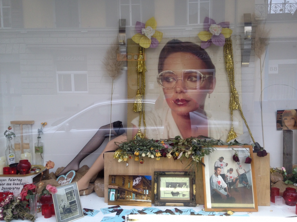 message salon Perla-Mode 2006–2013 The Memorial Window 