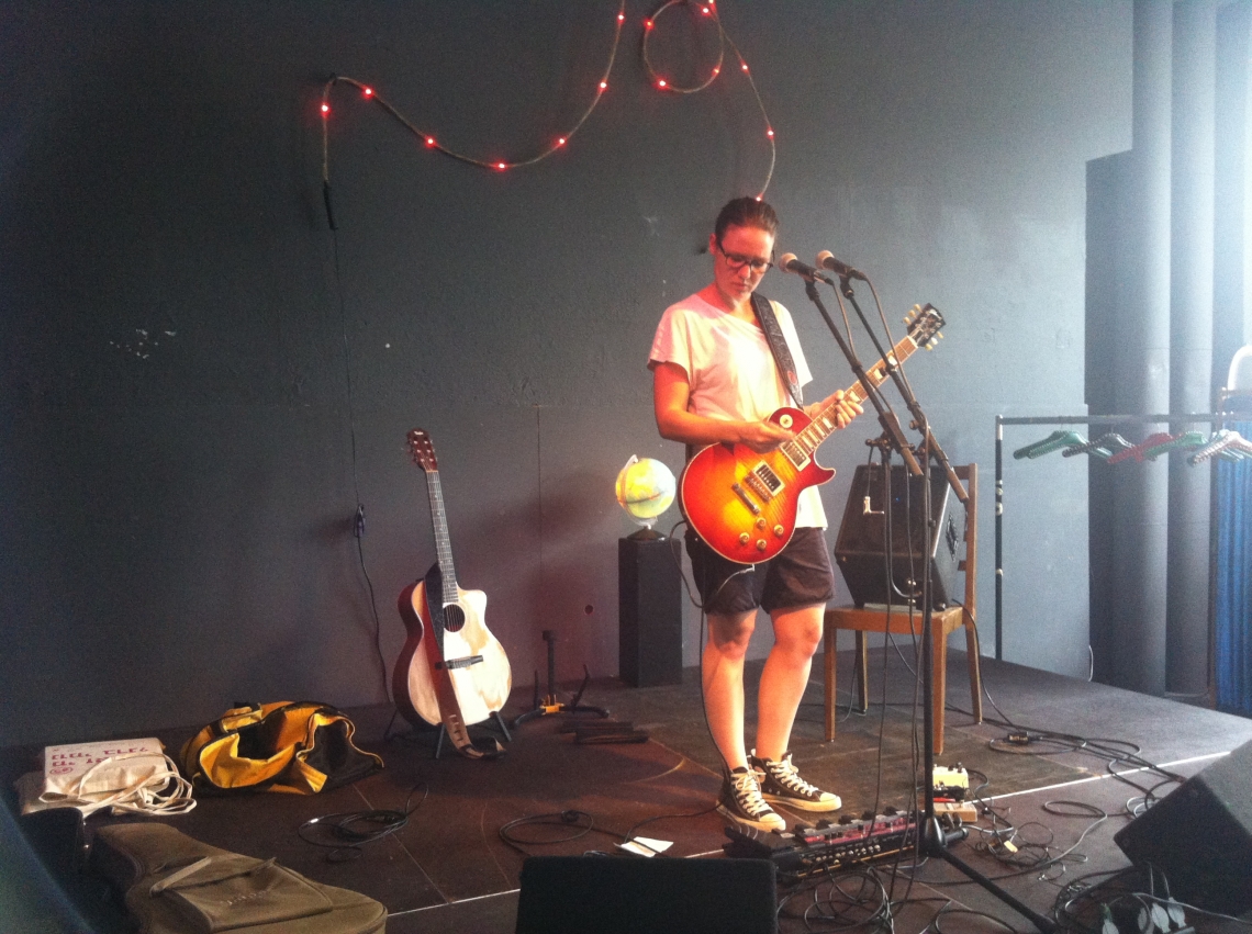 Texttape, message salon mit Musik von Miriam Schweizer