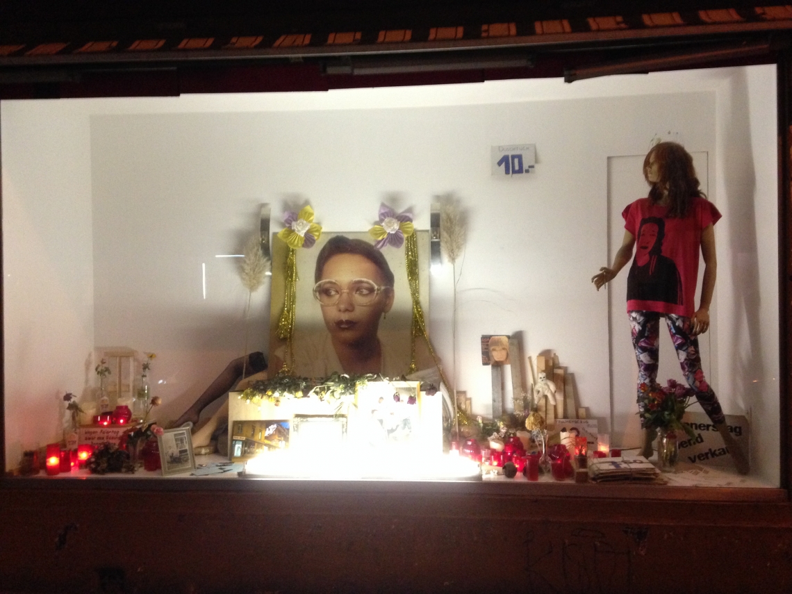 message salon Perla-Mode 2006–2013 The Memorial Window 