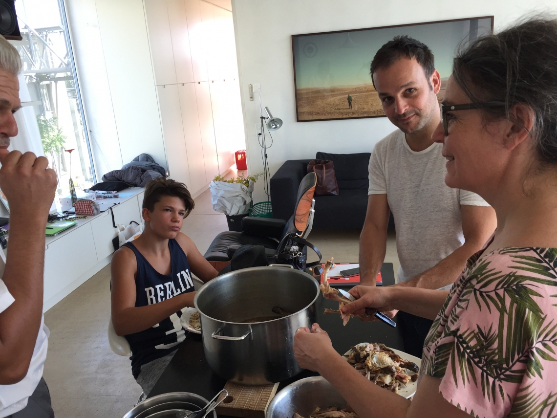 Jonathan doing housework with Kristin Irion, Anton and Arno Marti at Ostquai in Basel  