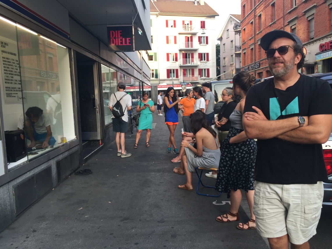 Rich Bott checking out art space "Die Diele", window performance by Milenko Lazic