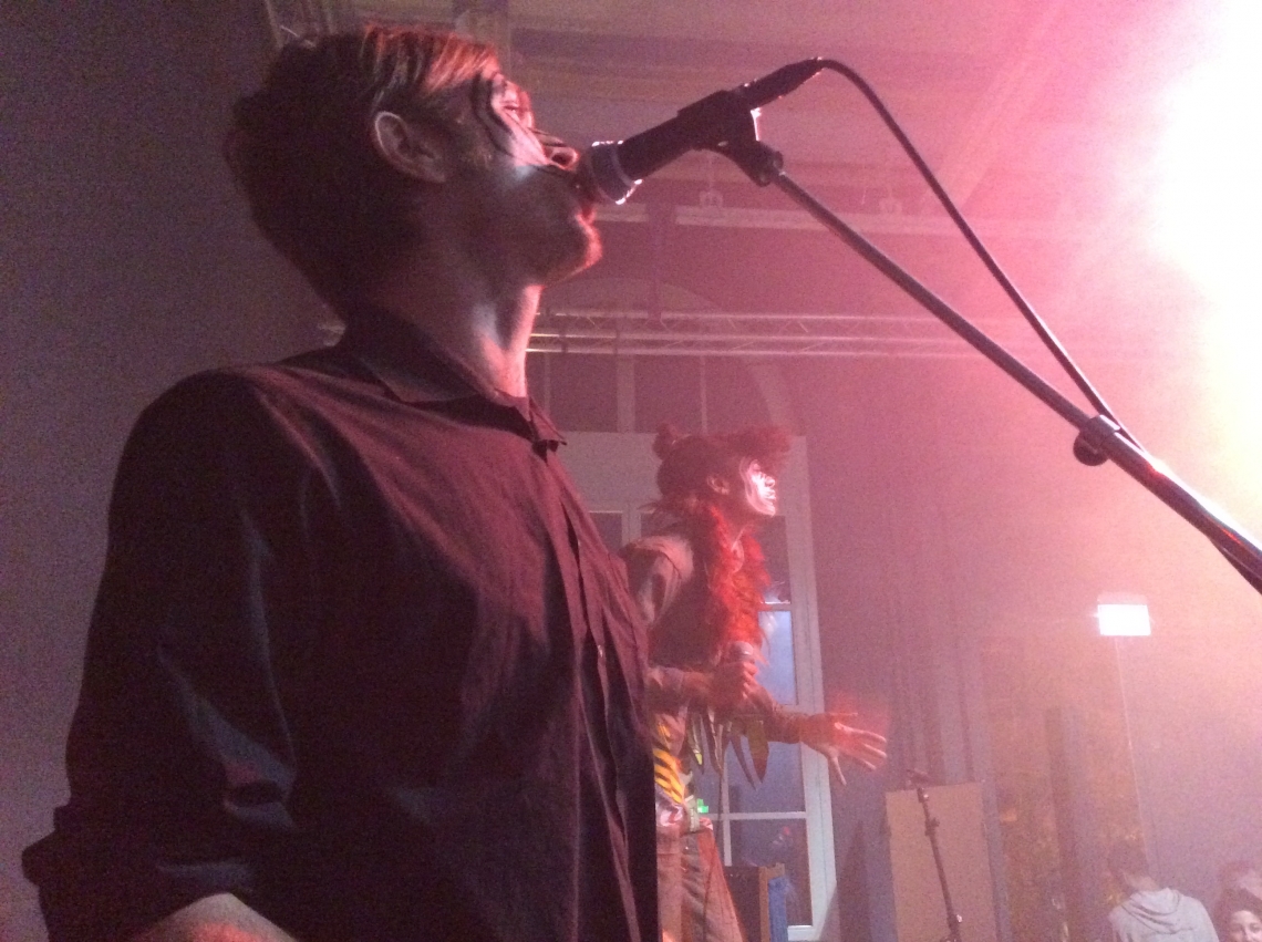 message salon Backsteinparty, None of Them