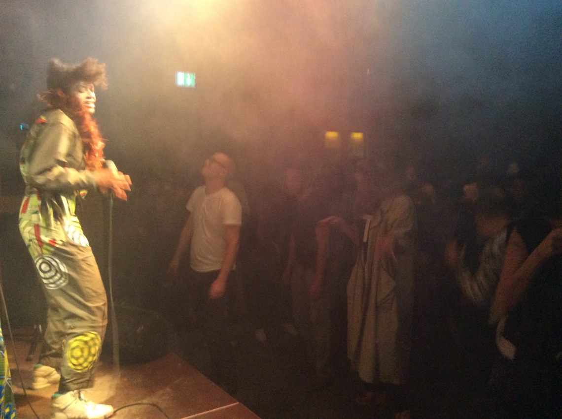 message salon Backsteinparty, None of Them