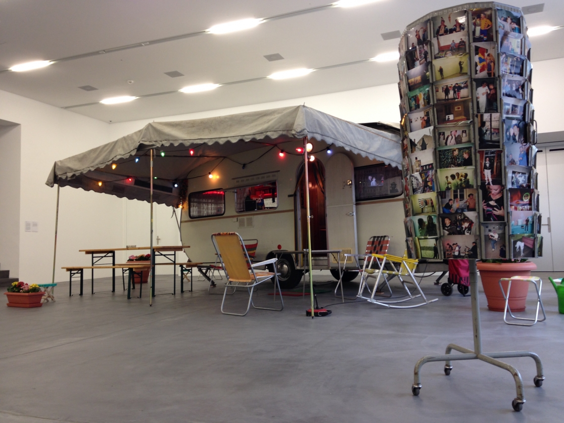 «message salon Wohnwagen 1998–2000», «message salon/Perla-Mode Fotoständer» (2014). «Collection on Display», 2014