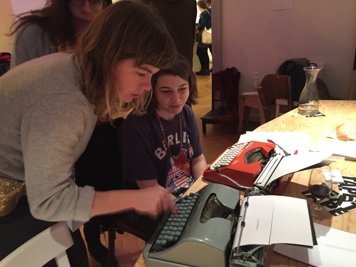 Literatur für das, was passiert mit Julia Weber und Anais Meier