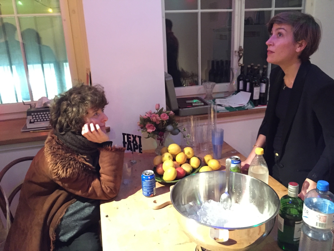 Texttape, die Strauhof-Direktrice Gesa Schneider an der Bar