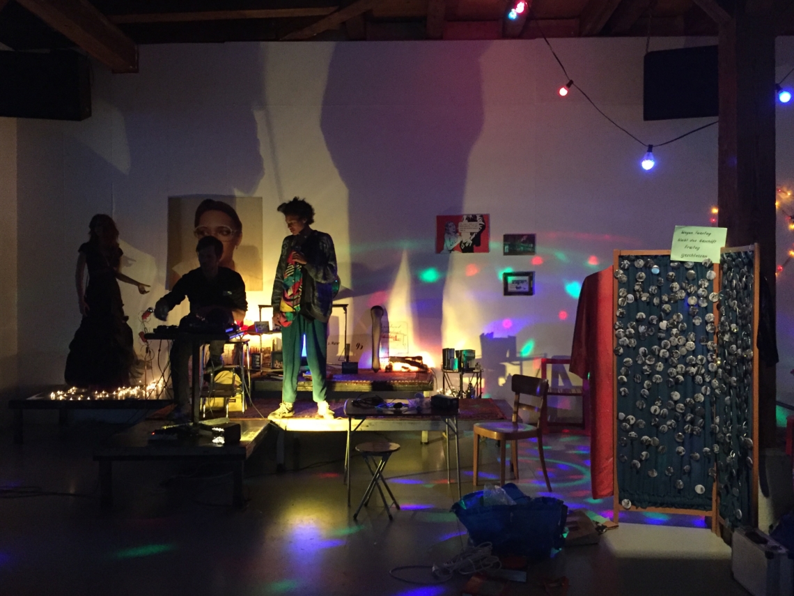 «Esther Eppstein message salon» mit None of Them