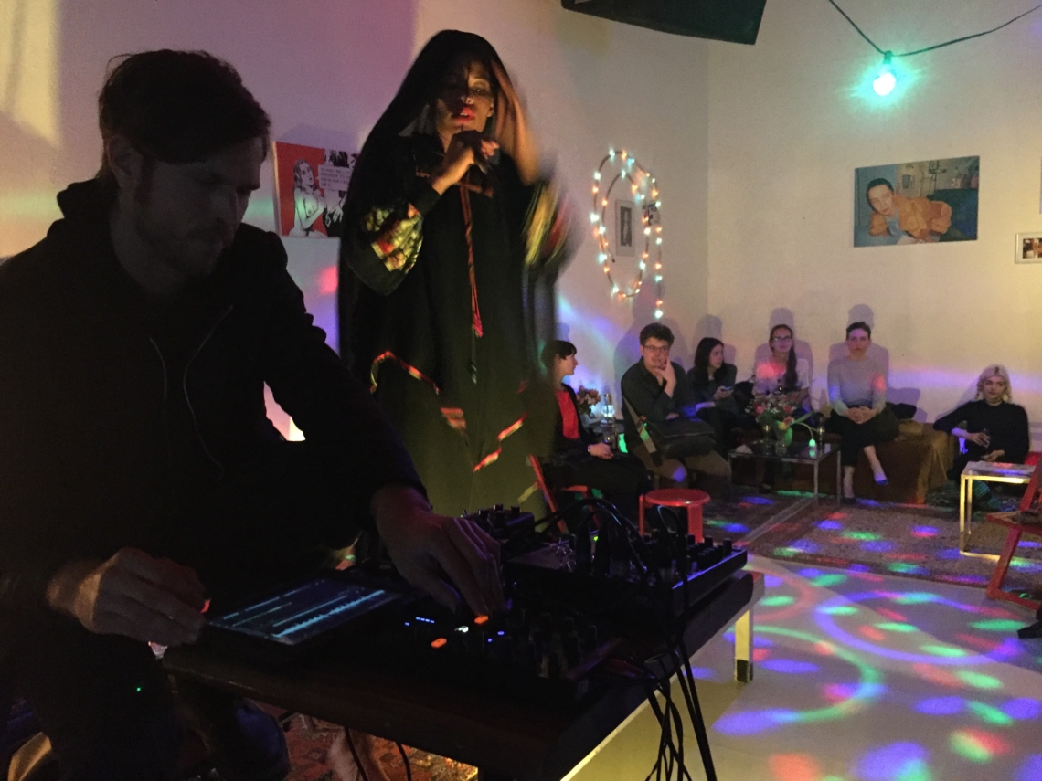 «Esther Eppstein message salon» mit None of Them