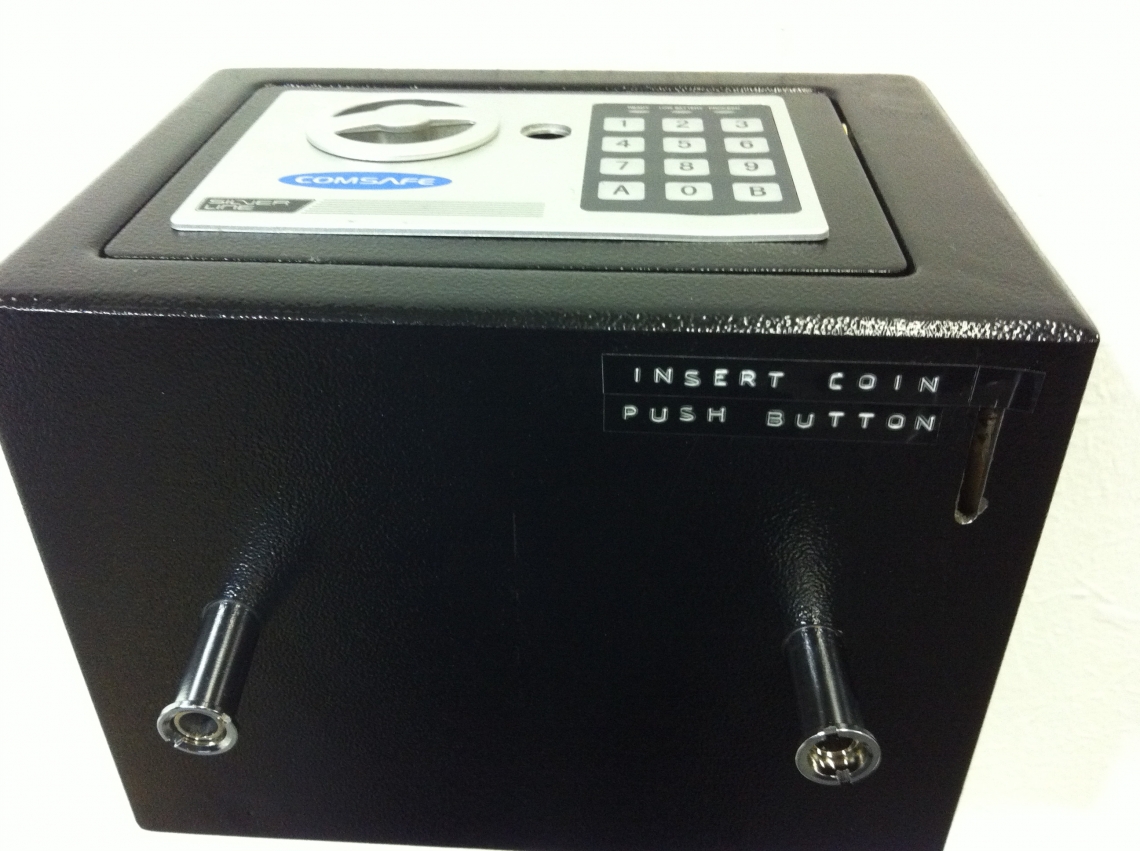 "Jewbox and Sheeps (Keenwood, Pioneer, Alpine)"
Interaktive Installation
Safe mit Münzeinwurf. Juckebox (bitte eine Münze einwerfen und eine Nummer auf dem Safe wählen: es ertönt Rap, Pop oder Bellevueboys)