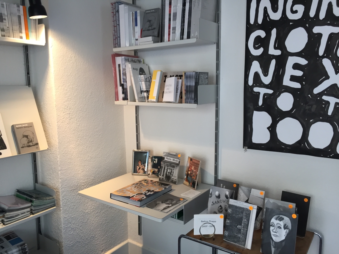 Esther Eppstein signiert bei Nieves