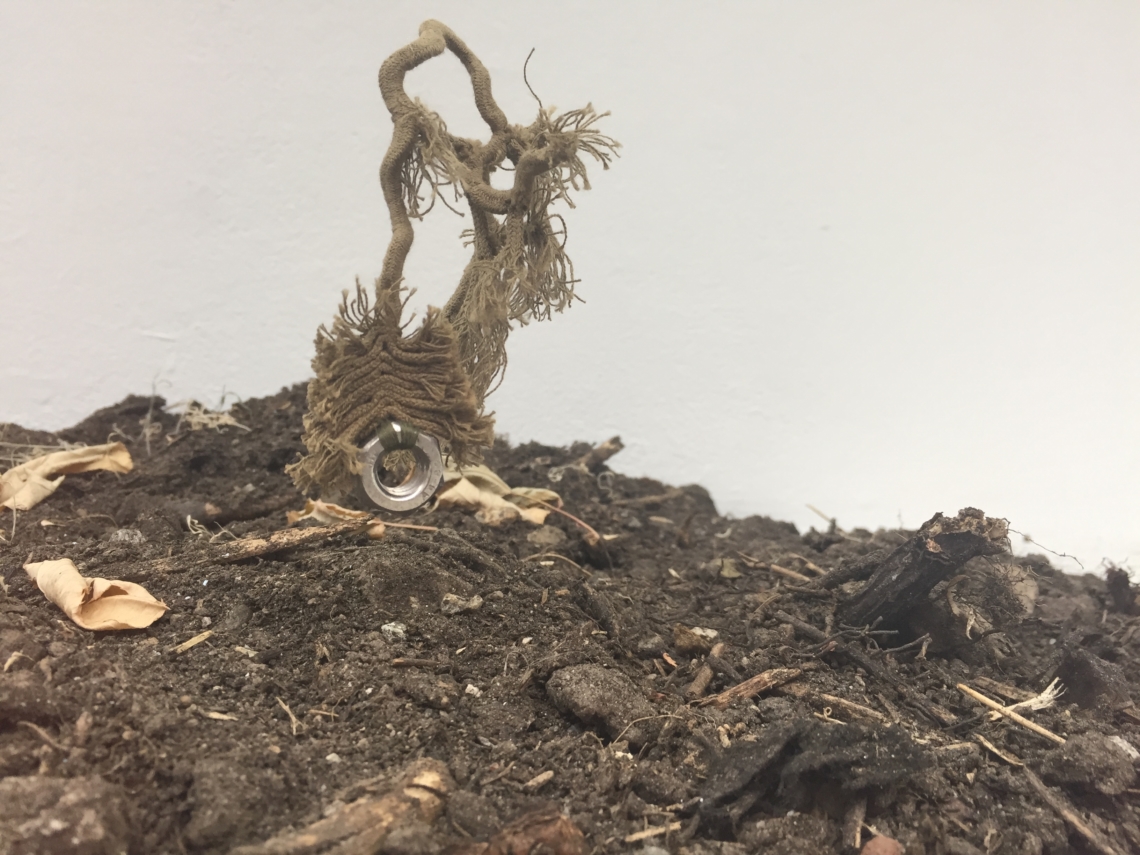 Gorod Ustinov, Erde Der Langstrasse, Installation