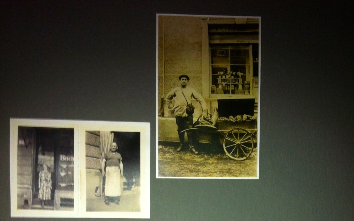 Berek Epstein mit dem Brotwagen im Kreis 4, Berek und Felice Epstein vor der Bäckerei Zwinglistrasse 32