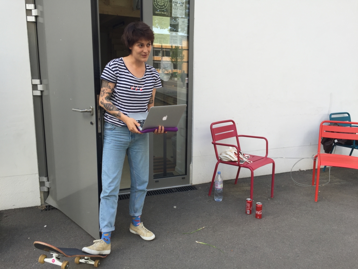 Desislava Pancheva vor dem Studio der message salon embassy 