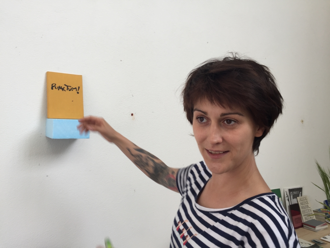 Desislava Pancheva beim Aufbauen der Bibliothek