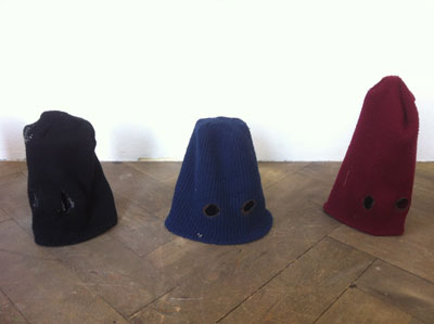 Mayos Chleiderschrank, Hassmaskä, Installationsansicht message salon