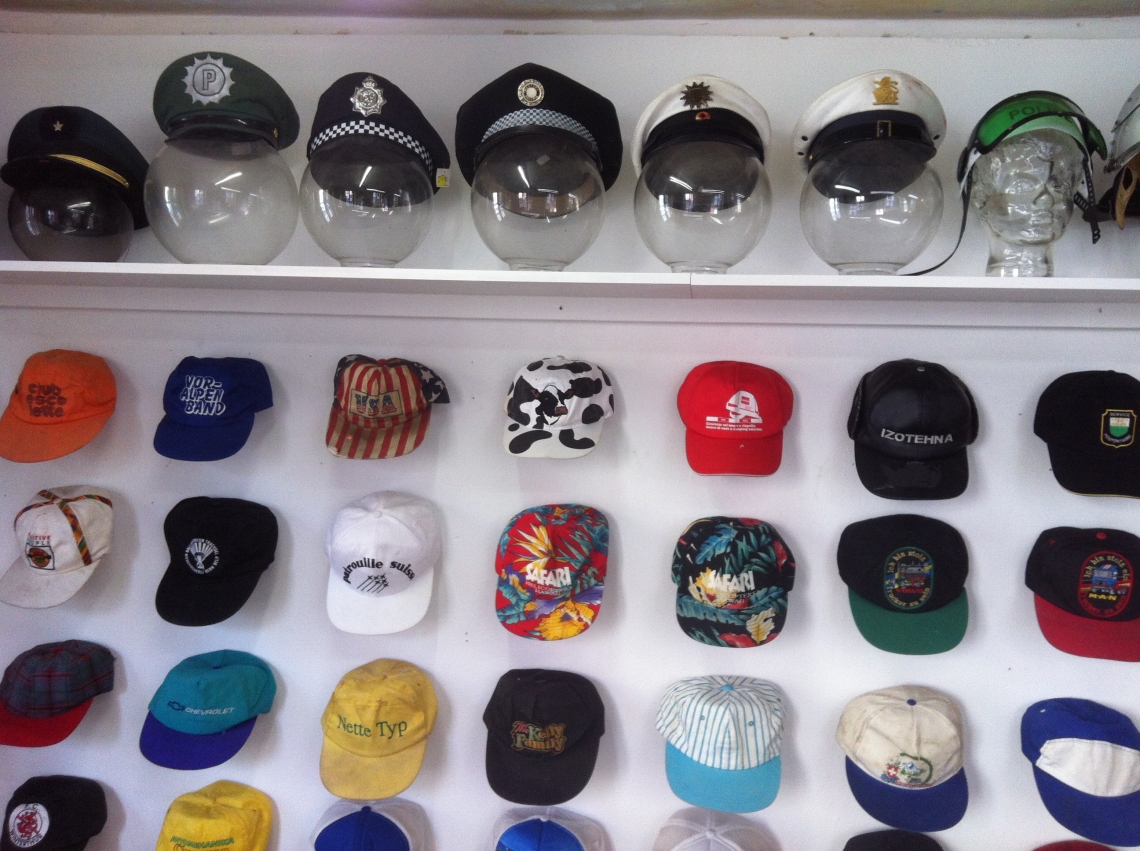 Mayos Chleiderschrank, Mützensammlung, Installationsansicht message salon