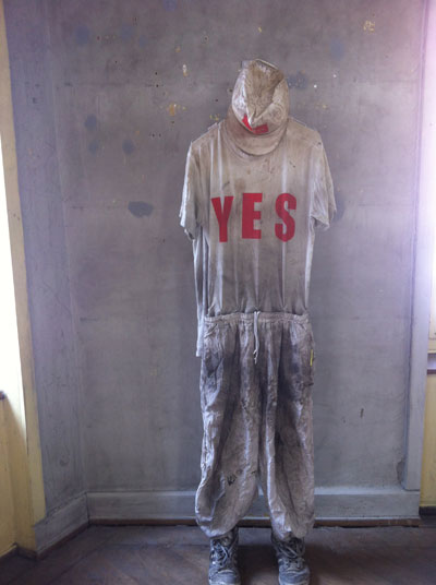 Mayos Chleiderschrank, Proletarier III, Installationsansicht message salon