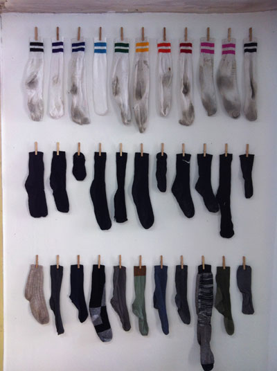 Mayos Chleiderschrank, Söcke, Installationsansicht message salon
