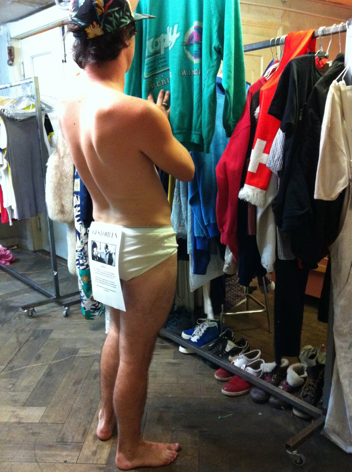 Mayos Chleiderschrank,
Installationsansicht message salon 